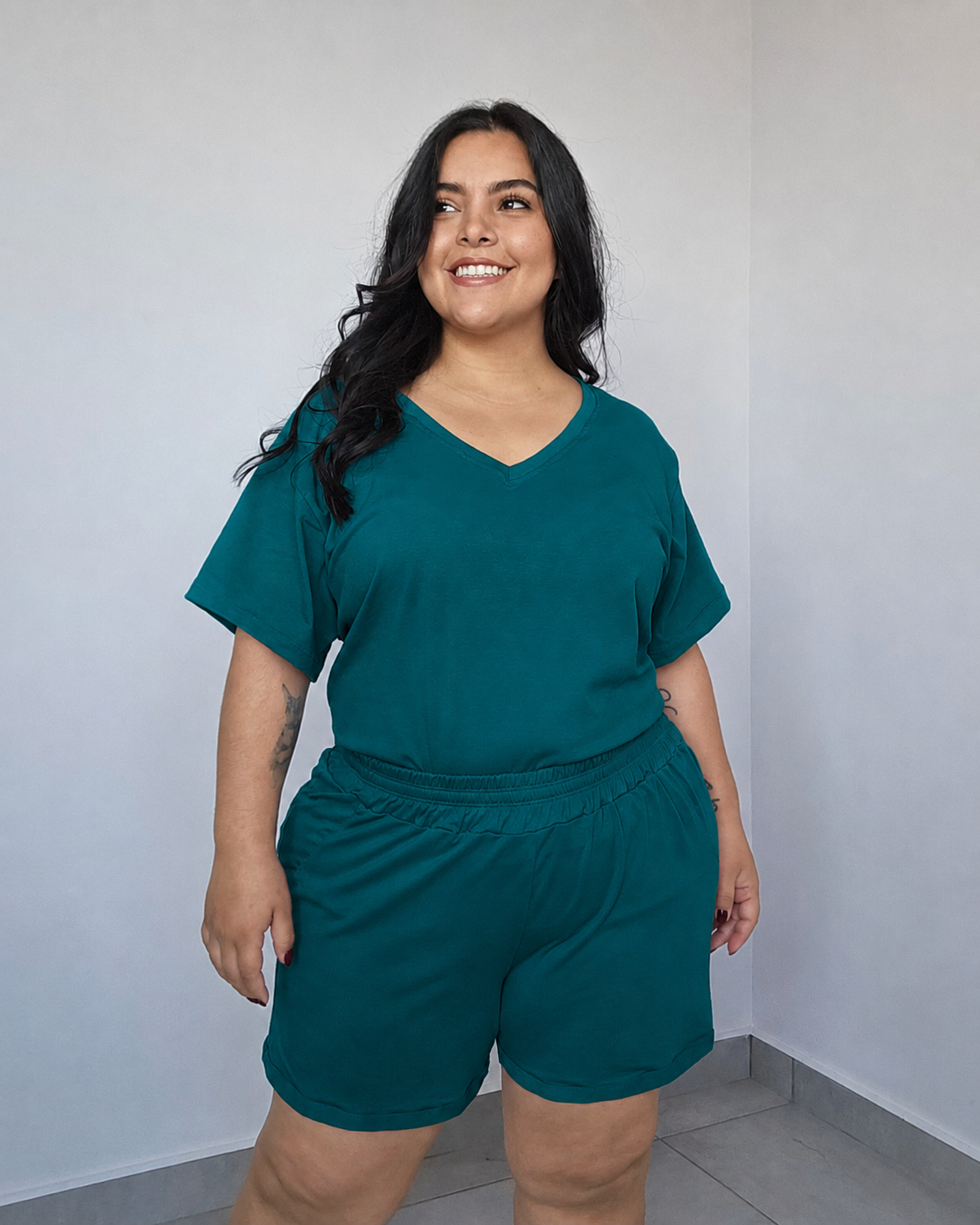 ChatGPT Image 20 ago 2026, 12_03_12 Set Multiusos: Cuello V en algodón licrado - Tallas 2XL/3XL - 4XL/5XL - Imagen 1